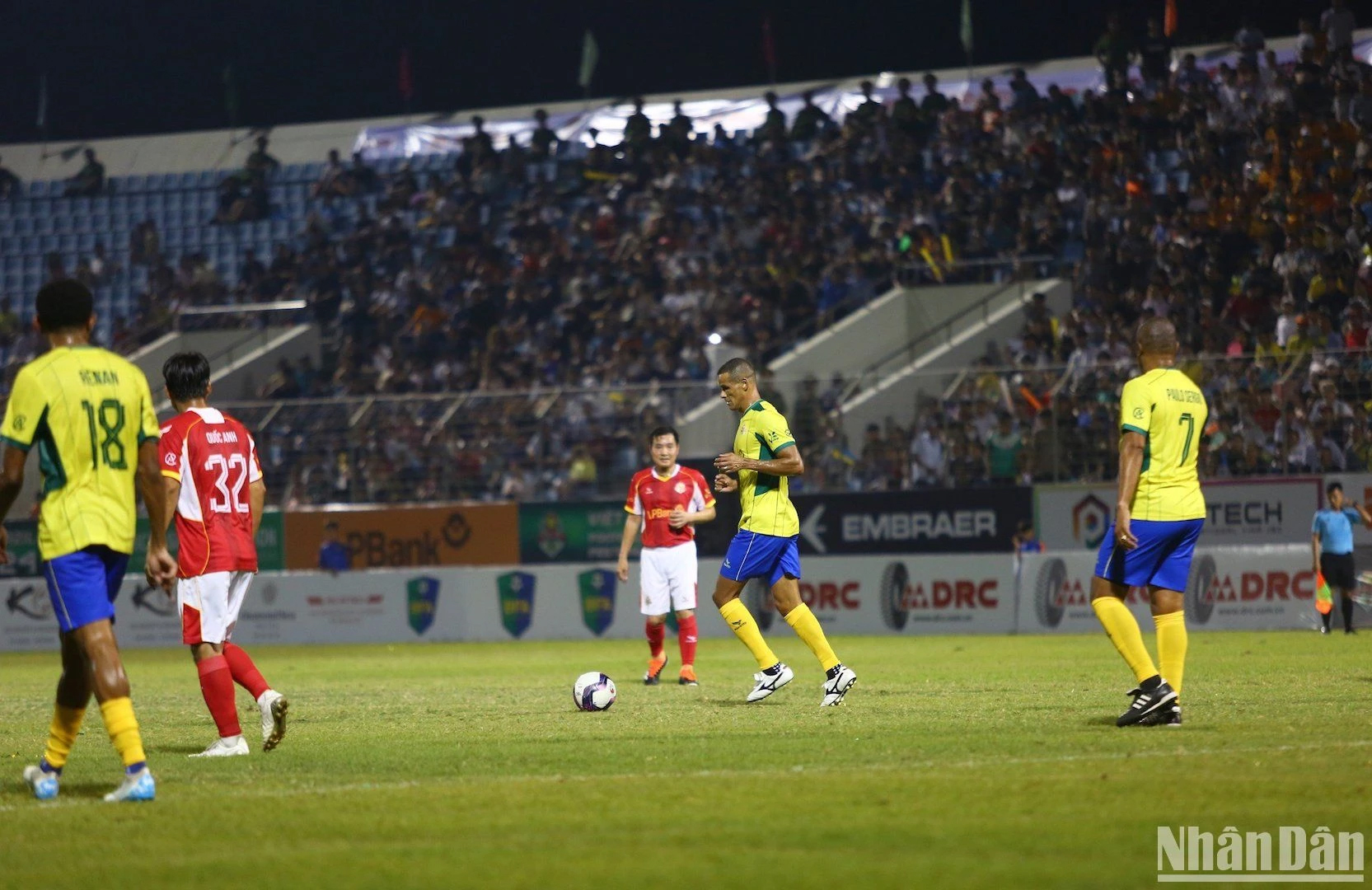 Đây là lần đầu tiên các ngôi sao bóng đá hàng đầu qua các thời kỳ của Việt Nam và Brazil tham gia trận giao hữu bóng đá tại Đà Nẵng.
