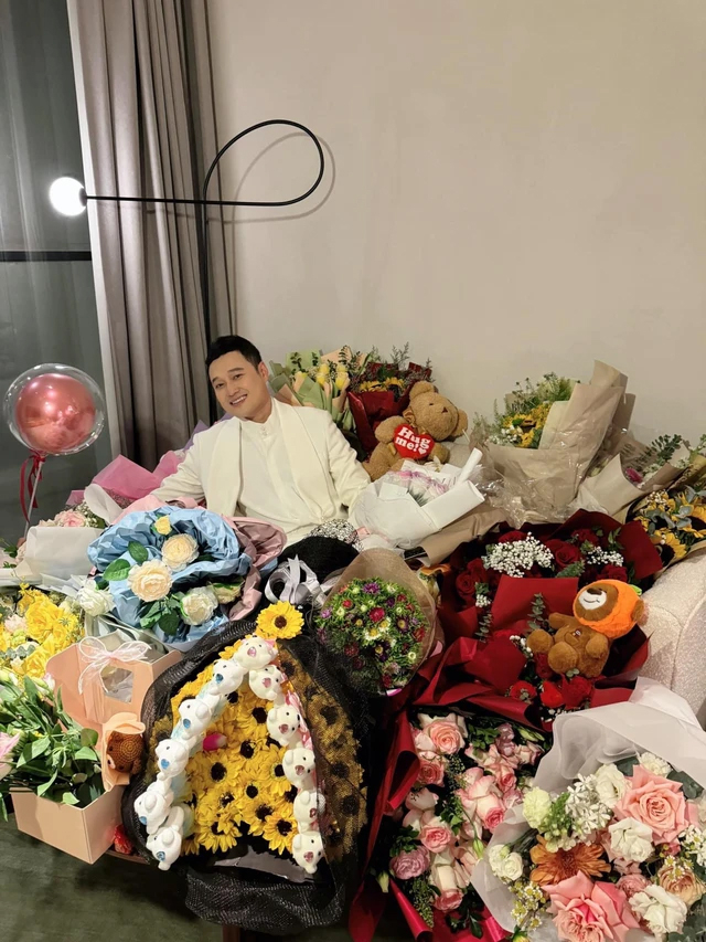 Ca sĩ Quang Vinh được fan tổ chức sinh nhật.