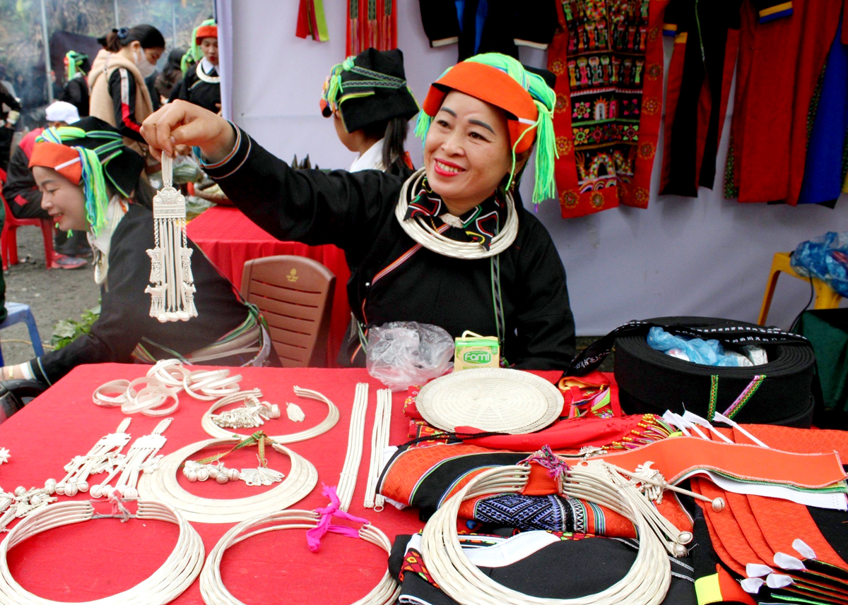 Các sản phẩm vòng, kiềng chạm bạc của người Dao được bày bán tại lễ hội.
