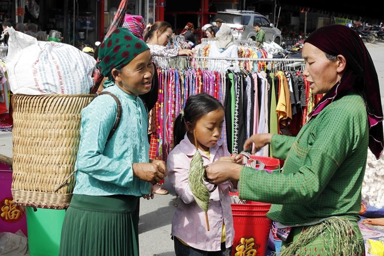 HMong women meet at the market. 