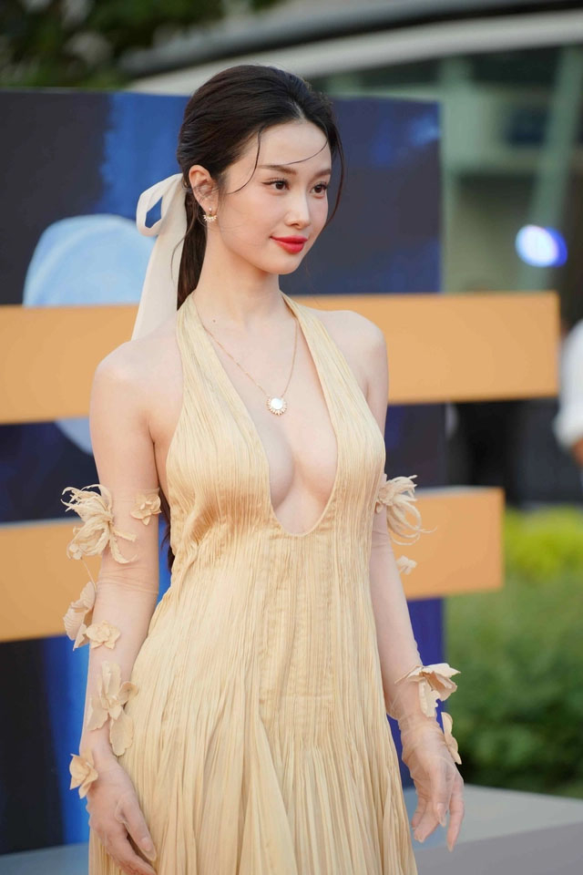 Jun Vũ nổi bật với trang phục gợi cảm. Nữ diễn viên tham gia giới thiệu phim mới tại HIFF 2024