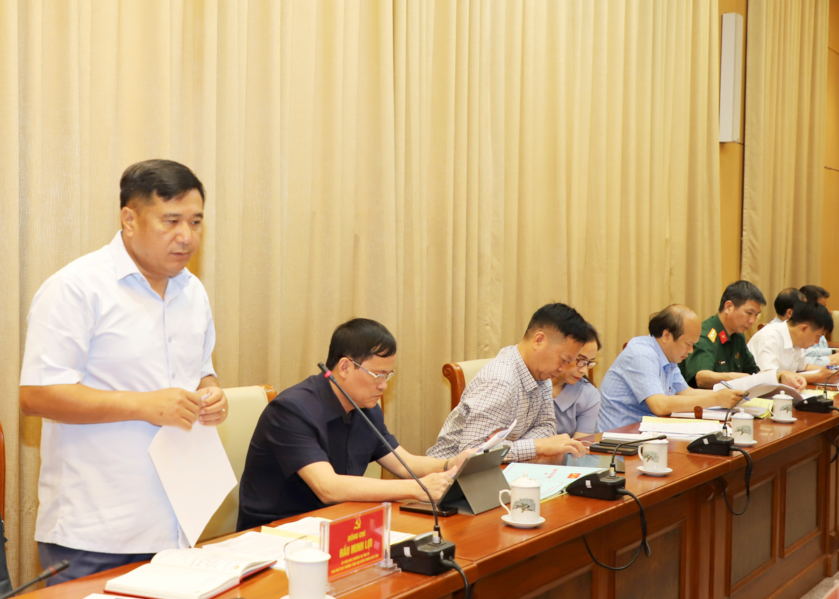 Ủy viên BTV Tỉnh ủy, Phó Chủ tịch HĐND tỉnh Hầu Minh Lợi thảo luận tại tổ 1.