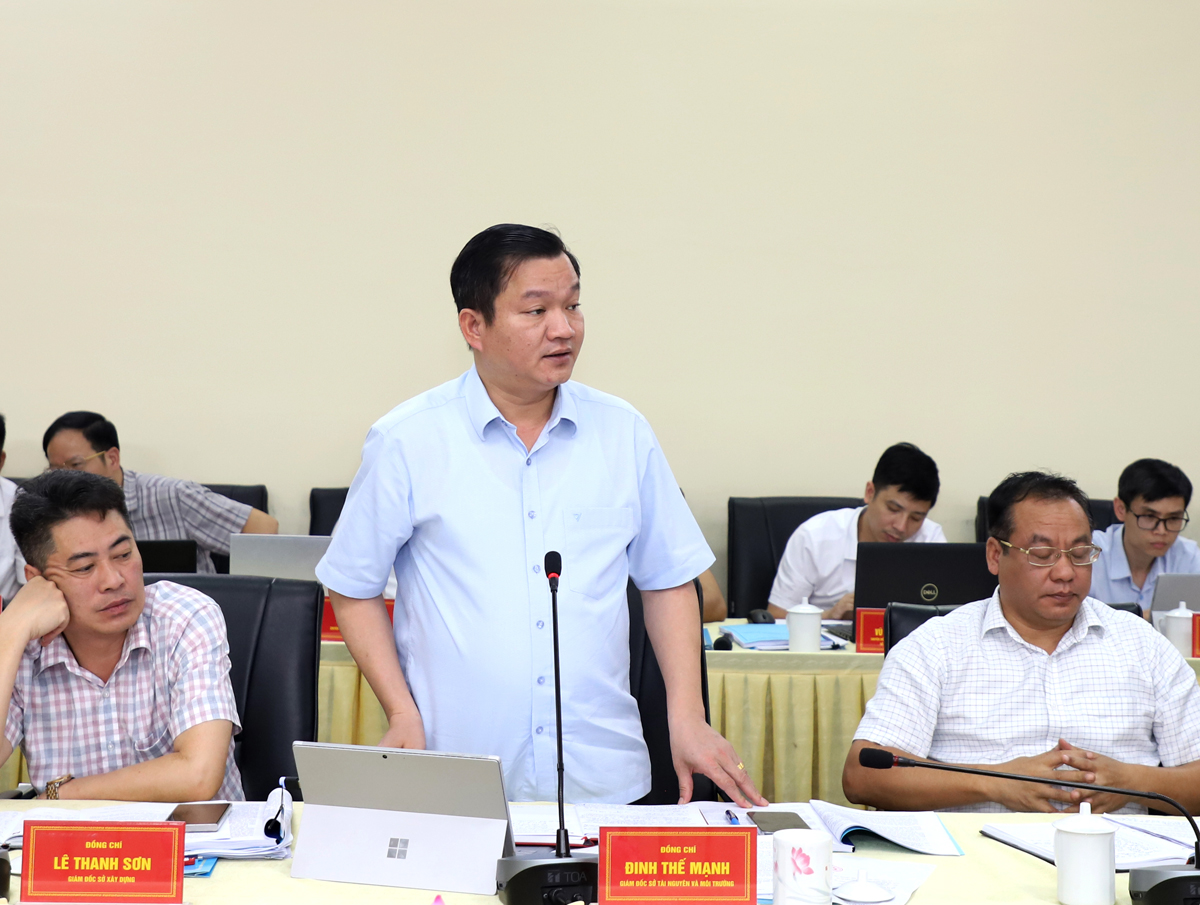 Giám đốc Sở Tài nguyên và Môi trường Đinh Thế Mạnh kiến nghị huyện Bắc Quang quan tâm xây dựng hệ thống thu gom rác thải để đảm bảo tiêu chí môi trường tại các xã.