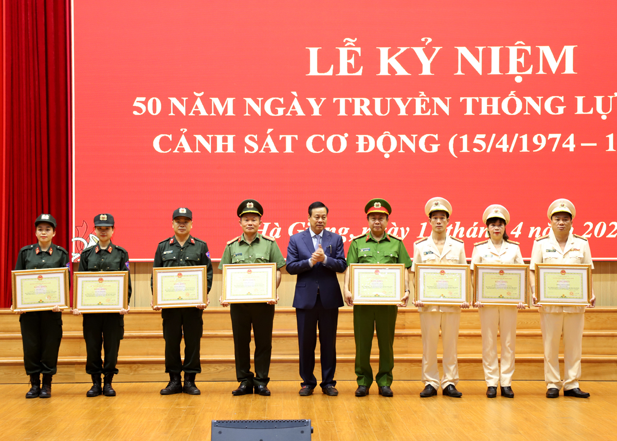Chủ tịch UBND tỉnh Nguyễn Văn Sơn tặng Bằng khen cho các tập thể, cá nhân.