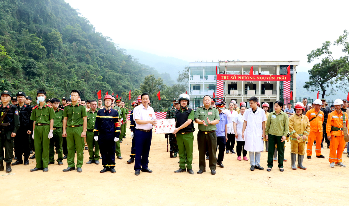 Chủ tịch UBND tỉnh Nguyễn Văn Sơn tặng quà các lực lượng tham gia diễn tập tình huống giả định về an ninh trật tự.