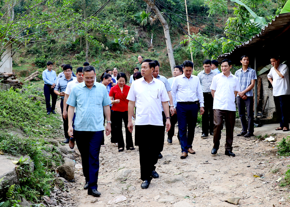 Chủ tịch UBND tỉnh Nguyễn Văn Sơn kiểm tra tuyến đường liên thôn thuộc địa bàn xã Tiên Nguyên.