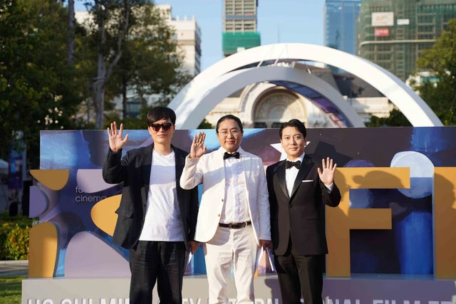 Park Myung Hoon (phải) - diễn viên từng tham gia bộ phim Ký sinh trùng - tham dự sự kiện cùng ekip nghệ sĩ Hàn Quốc