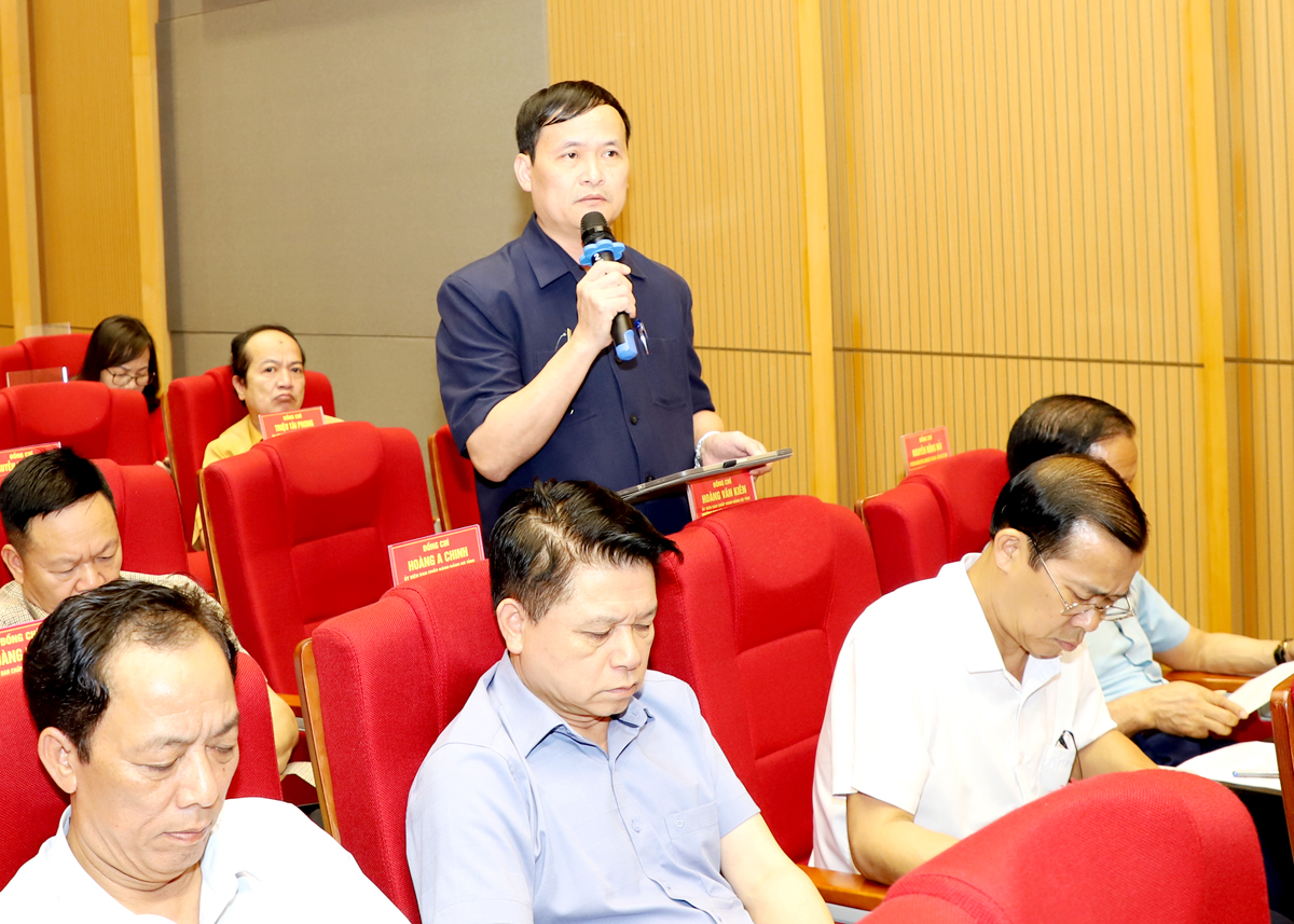 Giám đốc Sở Công thương Triệu Tài Phong thảo luận tại hội trường.