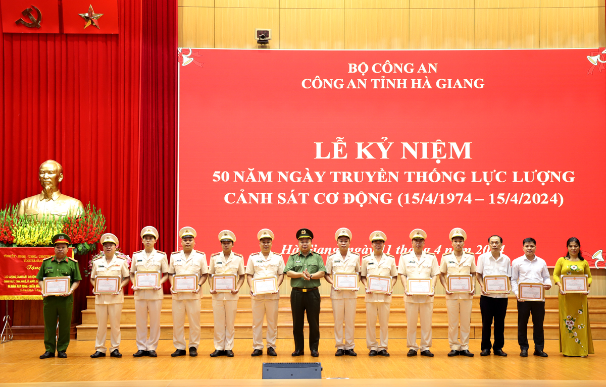Đại tá Phan Huy Ngọc, Giám đốc Công an tỉnh tặng Giấy khen cho các tập thể, cá nhân.
