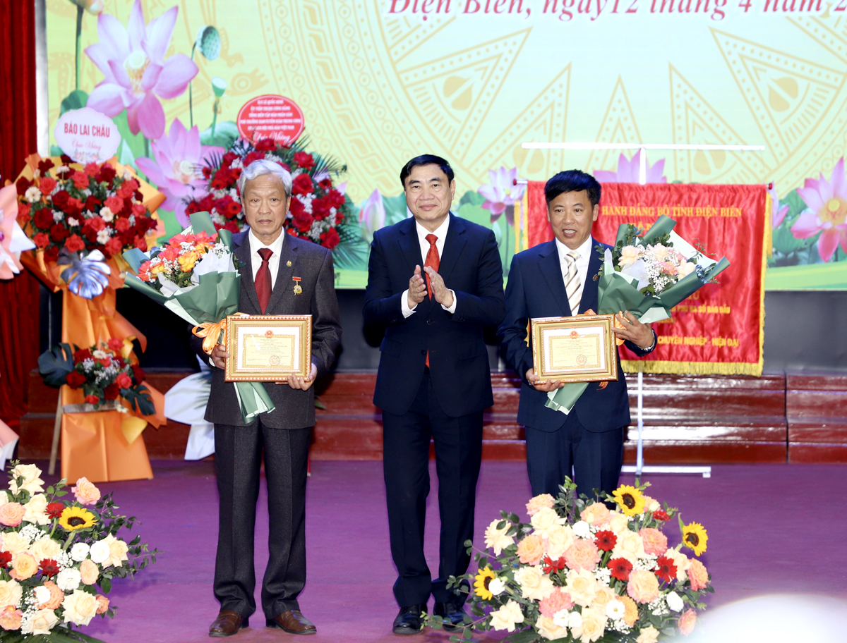 Bí thư Tỉnh ủy Điện Biên, Trần Quốc Cường trao Kỷ niệm chương cho các cá nhân.
