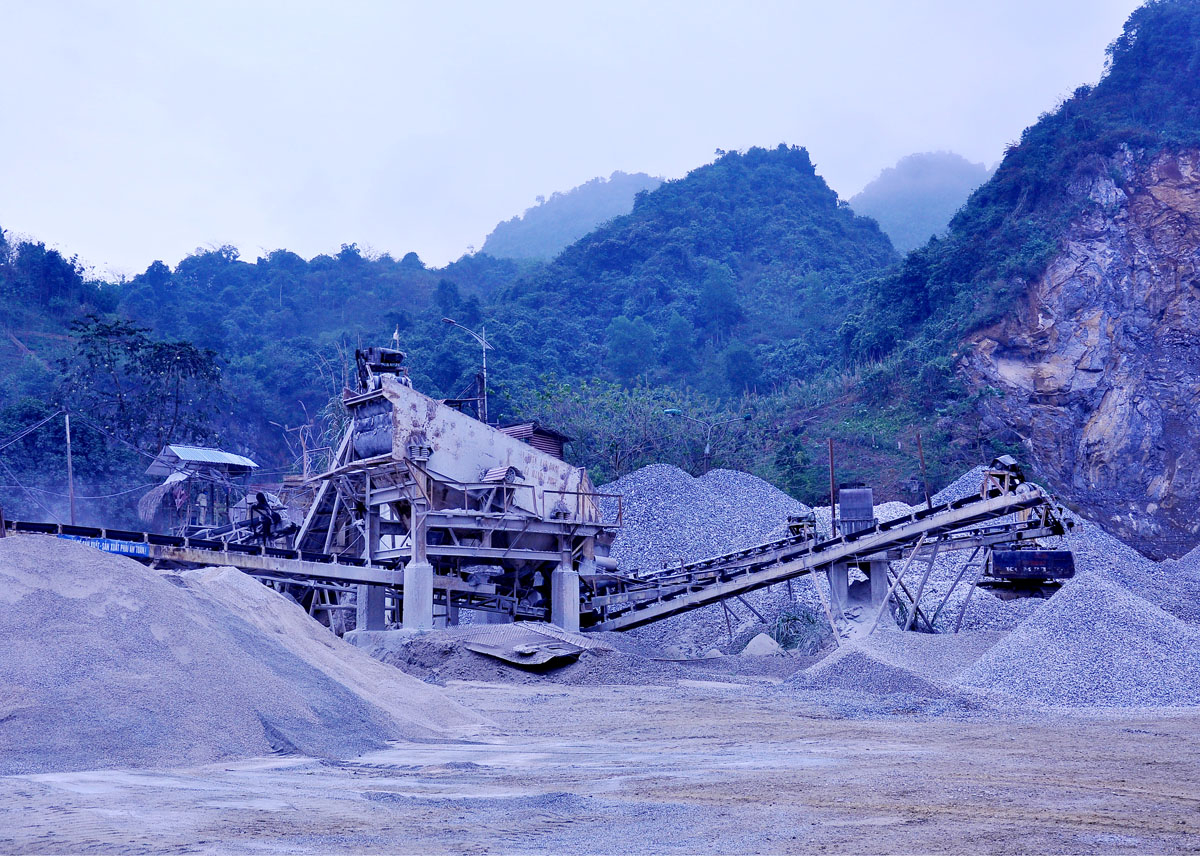 Công ty TNHH Tiến Thành khai thác đá làm vật liệu xây dựng thông thường tại xã Hùng An.
