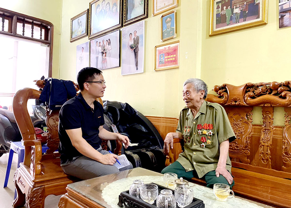 Cựu chiến binh Dương Văn Nhọn, tổ 4, phường Trần Phú (thành phố Hà Giang) vẫn nhớ như in những ký ức 56 ngày đêm chiến đấu ở Điện Biên Phủ. 									Ảnh: PN
