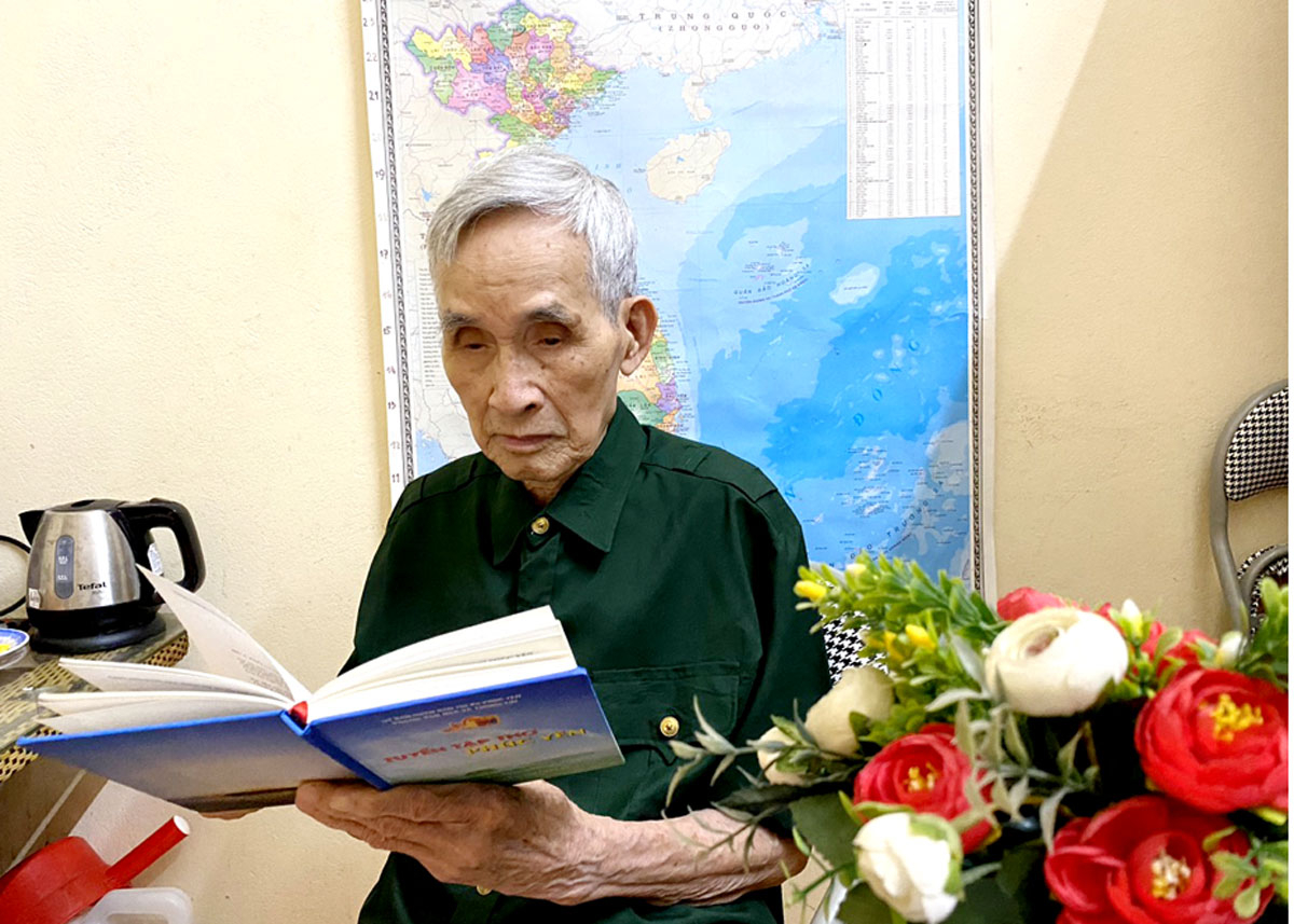Cựu chiến binh Nguyễn Đăng, tổ 10, phường Minh Khai (thành phố Hà Giang) đã 97 tuổi, nhưng vẫn đọc được sách, báo, cụ rất tự hào mỗi khi được hỏi chuyện về Điện Biên năm xưa.
