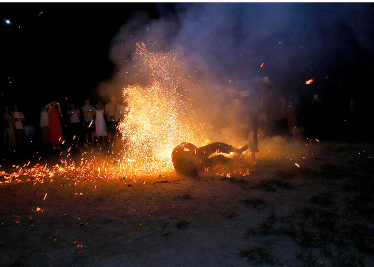 Nghệ nhân trình diễn nhảy lửa tại xã Thông Nguyên.