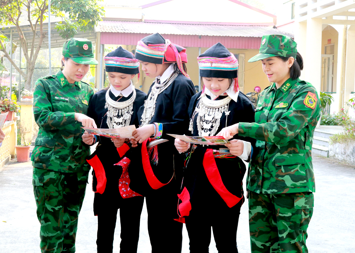 Hội Phụ nữ Bộ đội Biên phòng tỉnh tuyên truyền pháp luật cho học sinh xã Xín Chải.