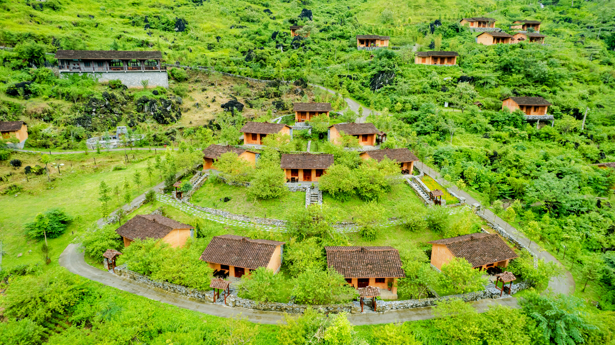 Bản Đề Chia nằm trong khu nghỉ dưỡng H’Mong Village, xã Đông Hà (Quản Bạ) mang kiến trúc bản địa.
