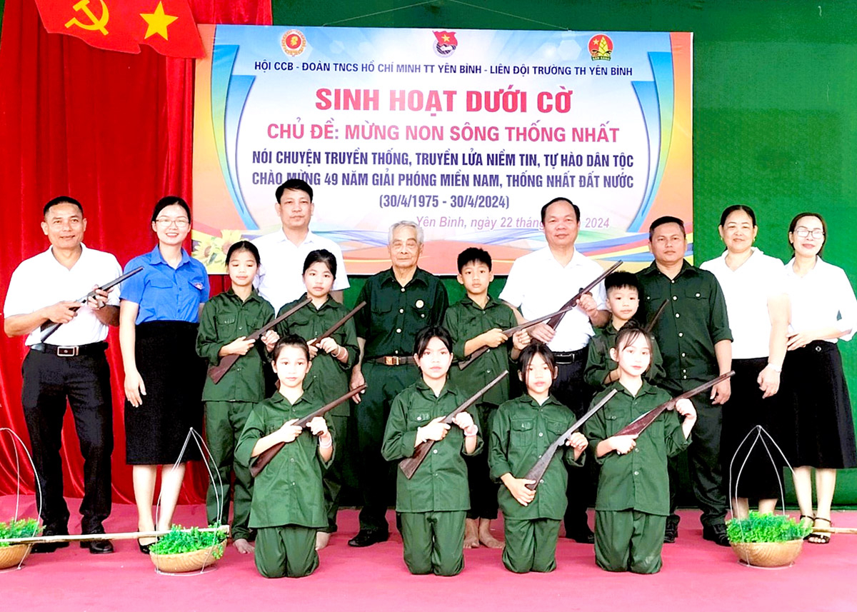  Buổi sinh hoạt đặc biệt dưới cờ mang chủ đề “Mừng non sông thống nhất” tại Trường Tiểu học Yên Bình (Quang Bình).