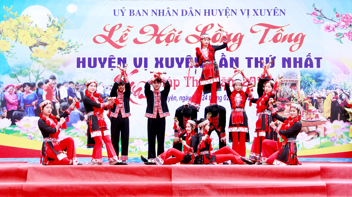 Biểu diễn nghệ thuật tại Lễ hội Lồng Tông huyện Vị Xuyên năm 2024 góp phần bảo tồn, phát huy giá trị văn hóa truyền thống các dân tộc.