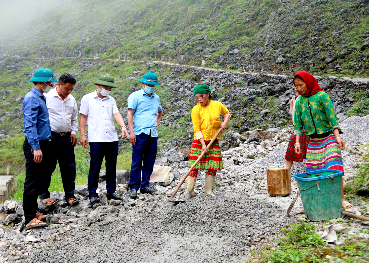 Lãnh đạo Báo Hà Giang kiểm tra việc thi công tuyến đường thôn Sủng Chớ, xã Sủng Cháng (Yên Minh). 			Ảnh: Phạm Hoan