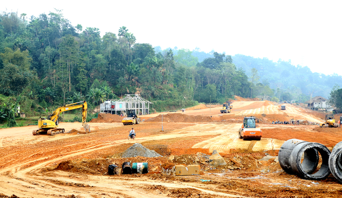 Nền đường tuyến cao tốc Tuyên Quang - Hà Giang đang được xây dựng.  