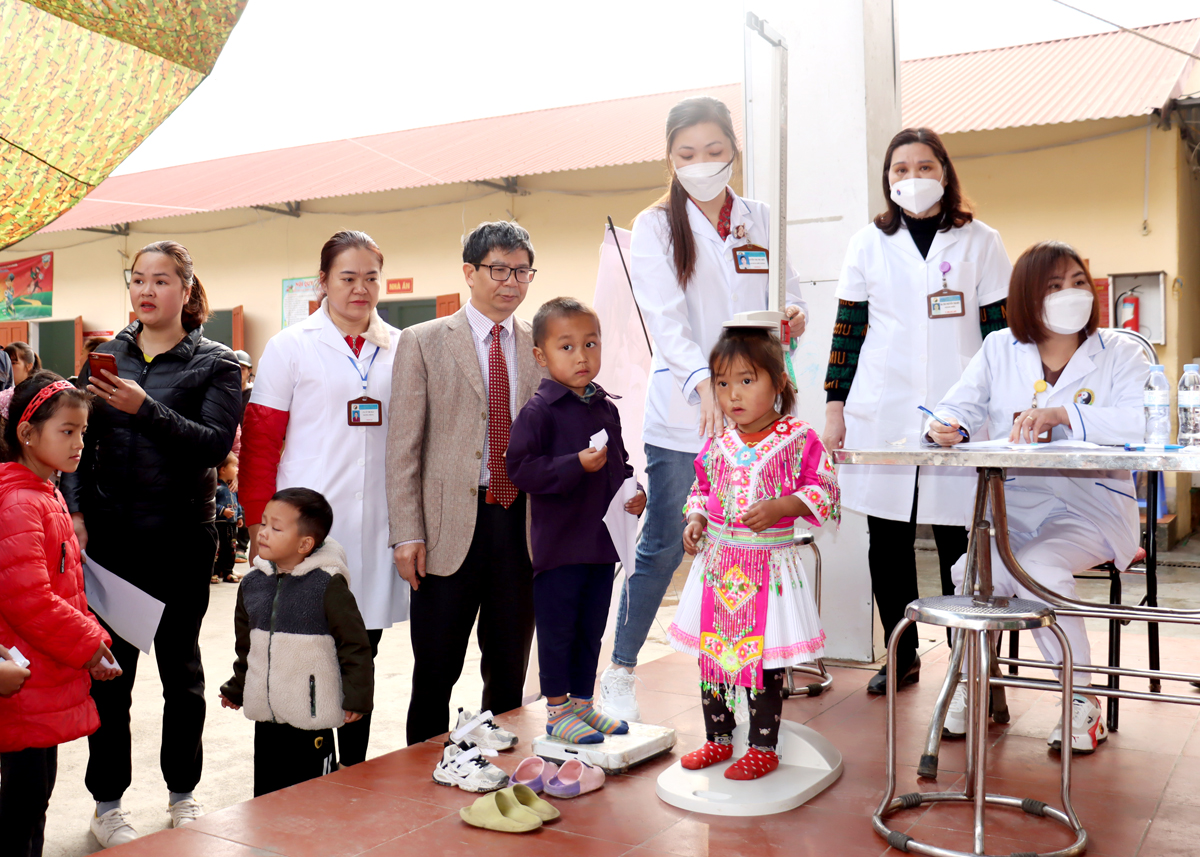 Cán bộ y tế Bệnh viên Y dược Cổ truyền tỉnh khám tầm soát suy dinh dưỡng cho học sinh tại xã Sủng Trà (Mèo Vạc).