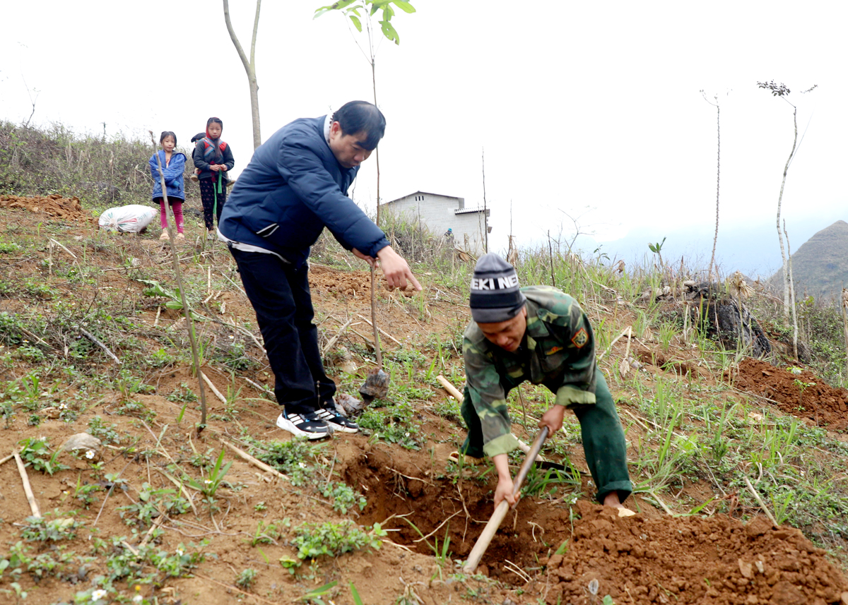 Cán bộ khuyến nông xã Mậu Duệ hướng dẫn gia đình anh Sùng Mí Vàng, thôn Kéo Hẻn kỹ thuật trồng xoài.
