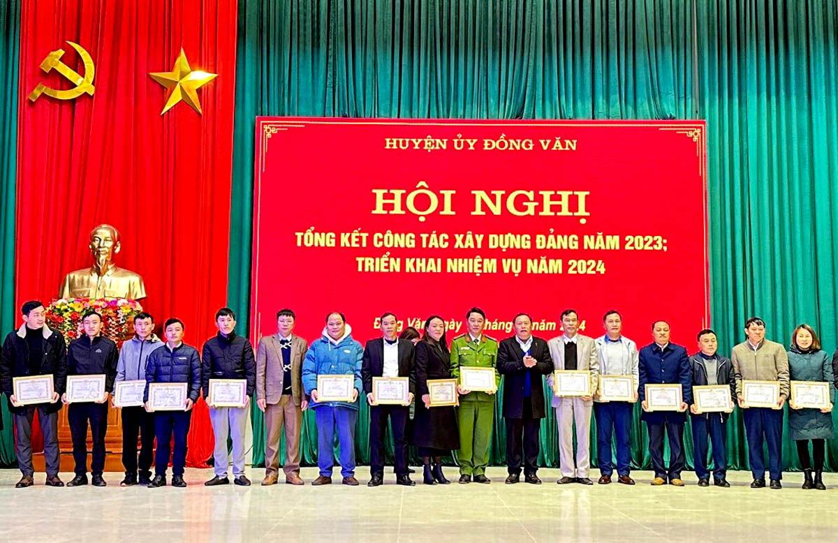 Huyện ủy Đồng Văn khen thưởng các cá nhân, tập thể có đóng góp tích cực tham gia Giải Búa liềm vàng của Đảng bộ tỉnh.