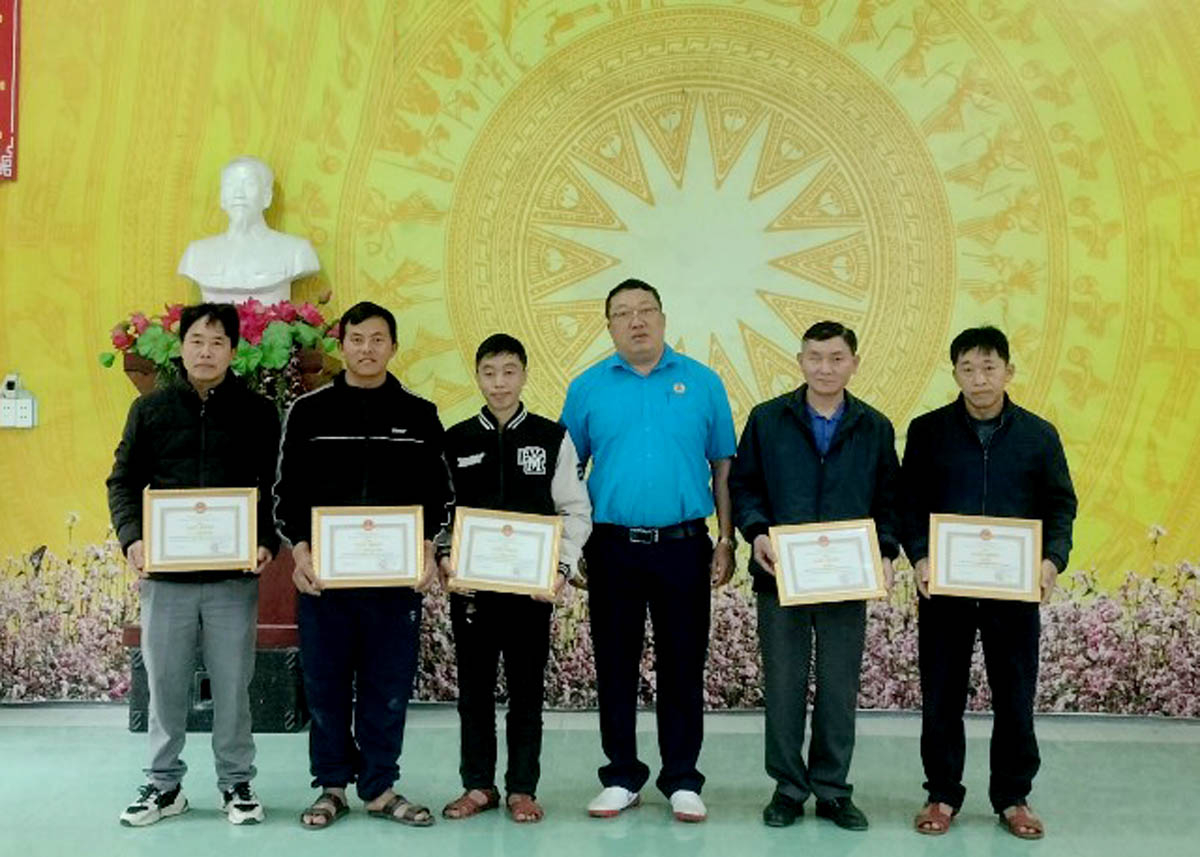 Lãnh đạo xã Thái An trao danh hiệu Chiến sỹ thi đua cơ sở năm 2023 cho các cá nhân.
