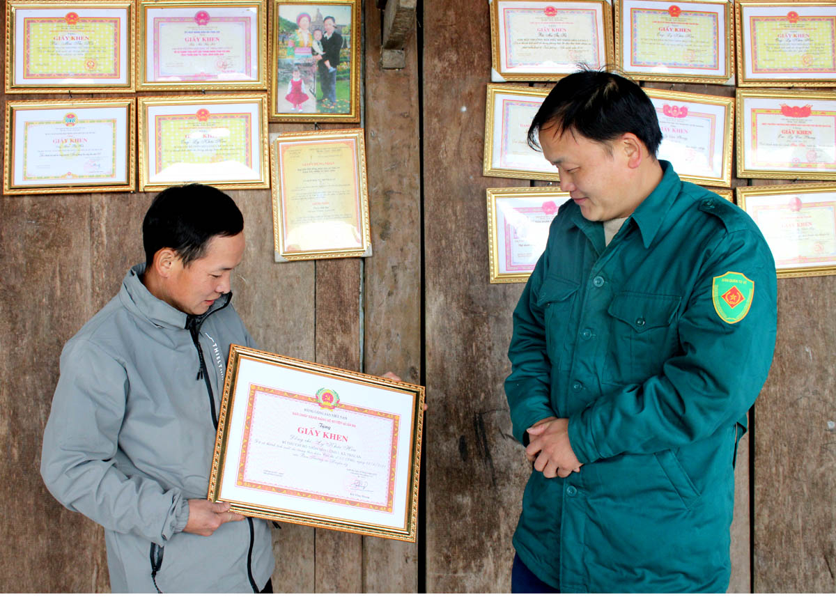 Nhờ học theo gương Bác, Bí thư Chi bộ thôn Séo Lủng 1 Ly Khái Hòa (trái) được các cấp tặng nhiều giấy khen.