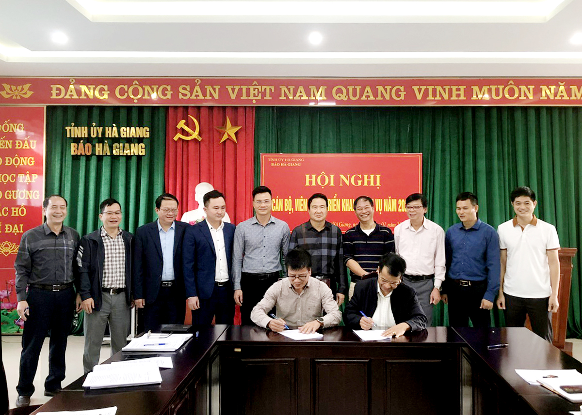 Ban Biên tập và Công đoàn Báo Hà Giang ký giao ước thi đua xây dựng cơ quan văn hóa.
