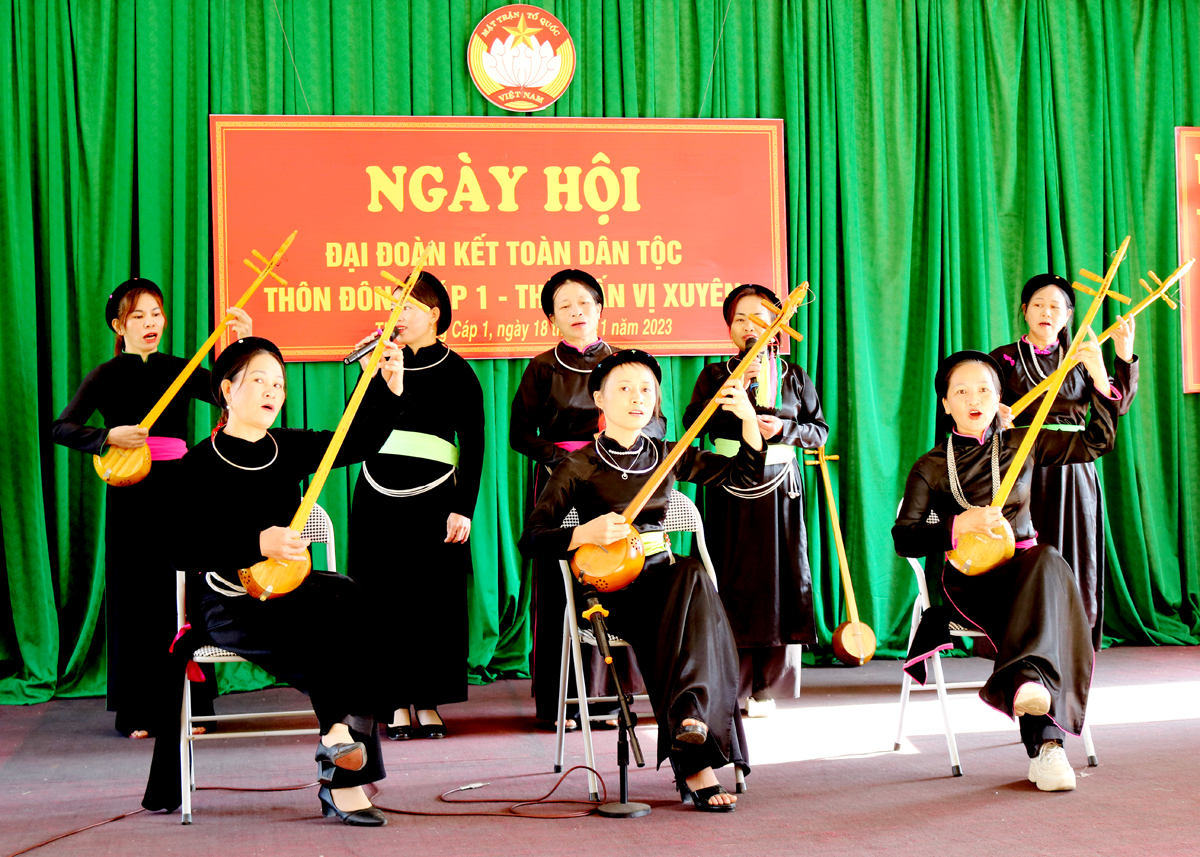 Trình diễn hát Then tại Ngày hội đại đoàn kết toàn dân tộc thị trấn Vị Xuyên (Vị Xuyên).                                               Ảnh: PV
