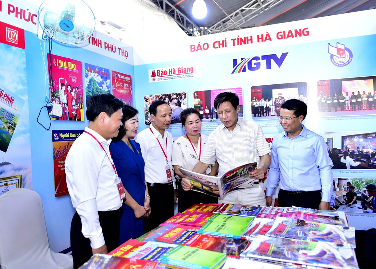 Lãnh đạo Hội Nhà báo tỉnh và Báo Hà Giang giới thiệu ấn phẩm báo Hà Giang số Xuân tại Hội Báo toàn quốc (Thành phố Hồ Chí Minh năm 2024).