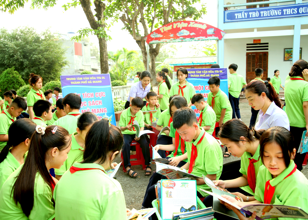  Học sinh Trường THCS Quang Trung  (thành phố Hà Giang) tham gia Ngày Sách và Văn hóa đọc Việt Nam.
