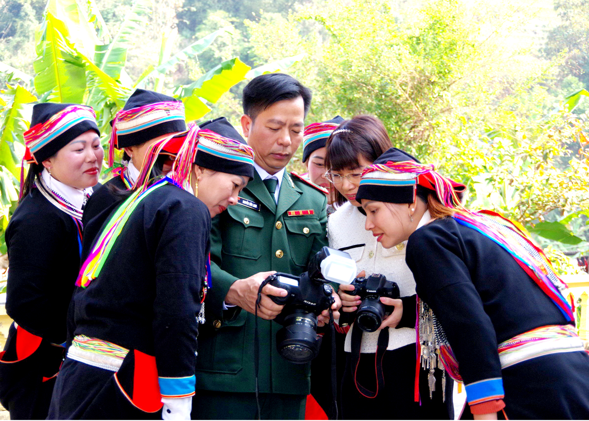 Cộng tác viên Hữu Lanh (Bộ đội Biên phòng tỉnh) tác nghiệp tại xã Xín Chải (Vị Xuyên).