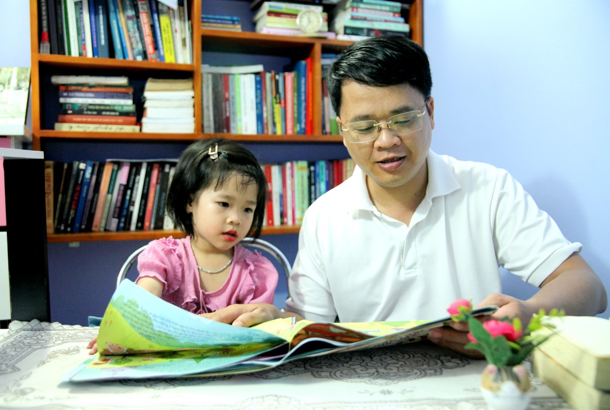 Sự đồng hành của cha mẹ sẽ khuyến khích con trẻ trong việc đọc sách.
