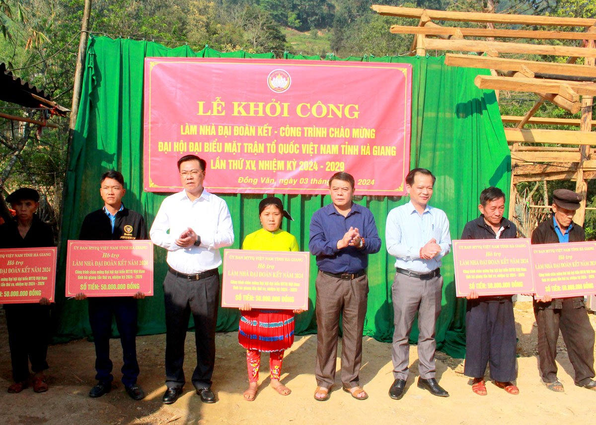 Lãnh đạo huyện Đồng Văn trao tiền hỗ trợ xây nhà “Đại đoàn kết” cho các gia đình có hoàn cảnh khó khăn tại xã Má Lé.