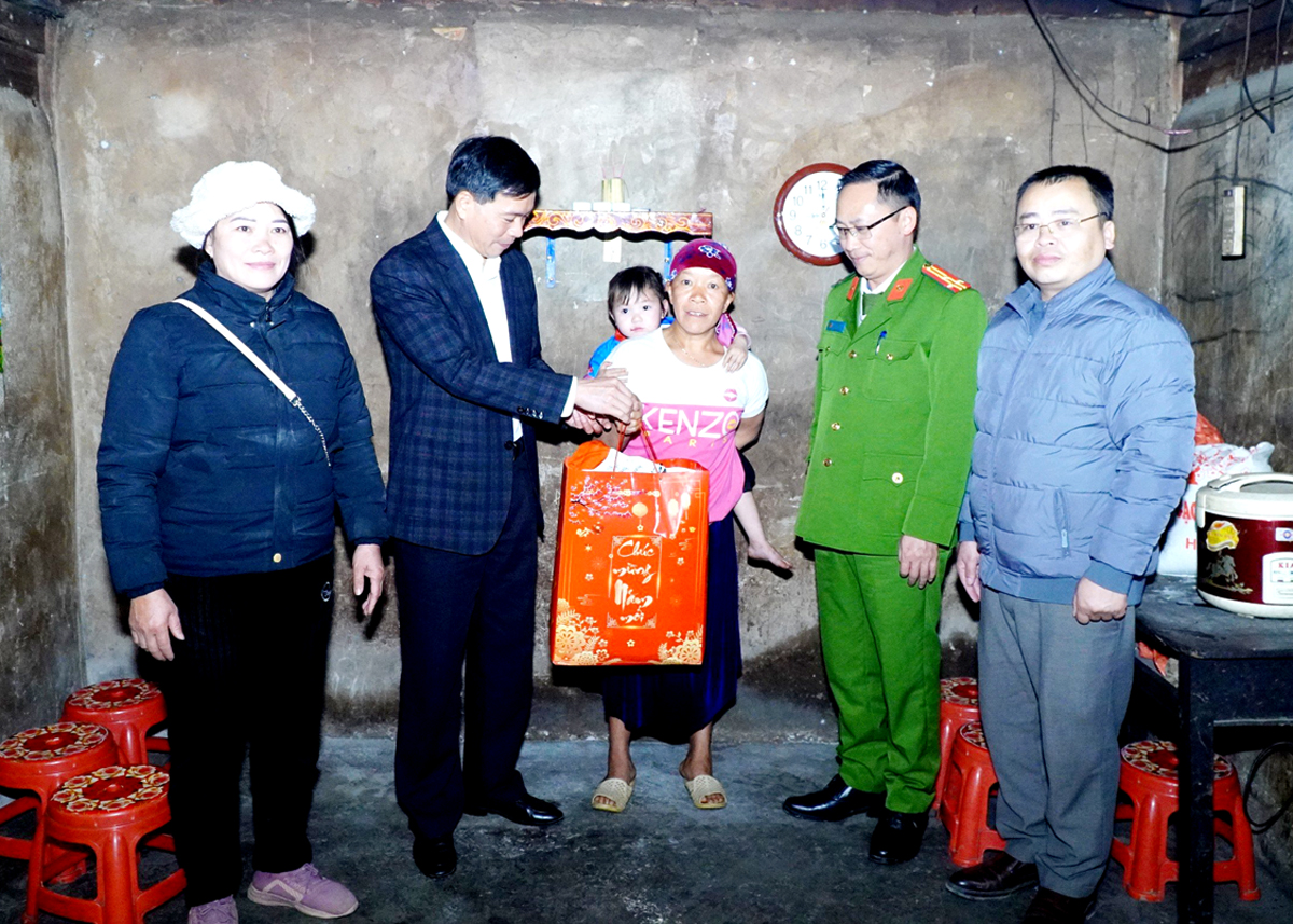 Lãnh đạo huyện Mèo Vạc thăm, tặng quà cho người cao tuổi xã Sủng Máng.