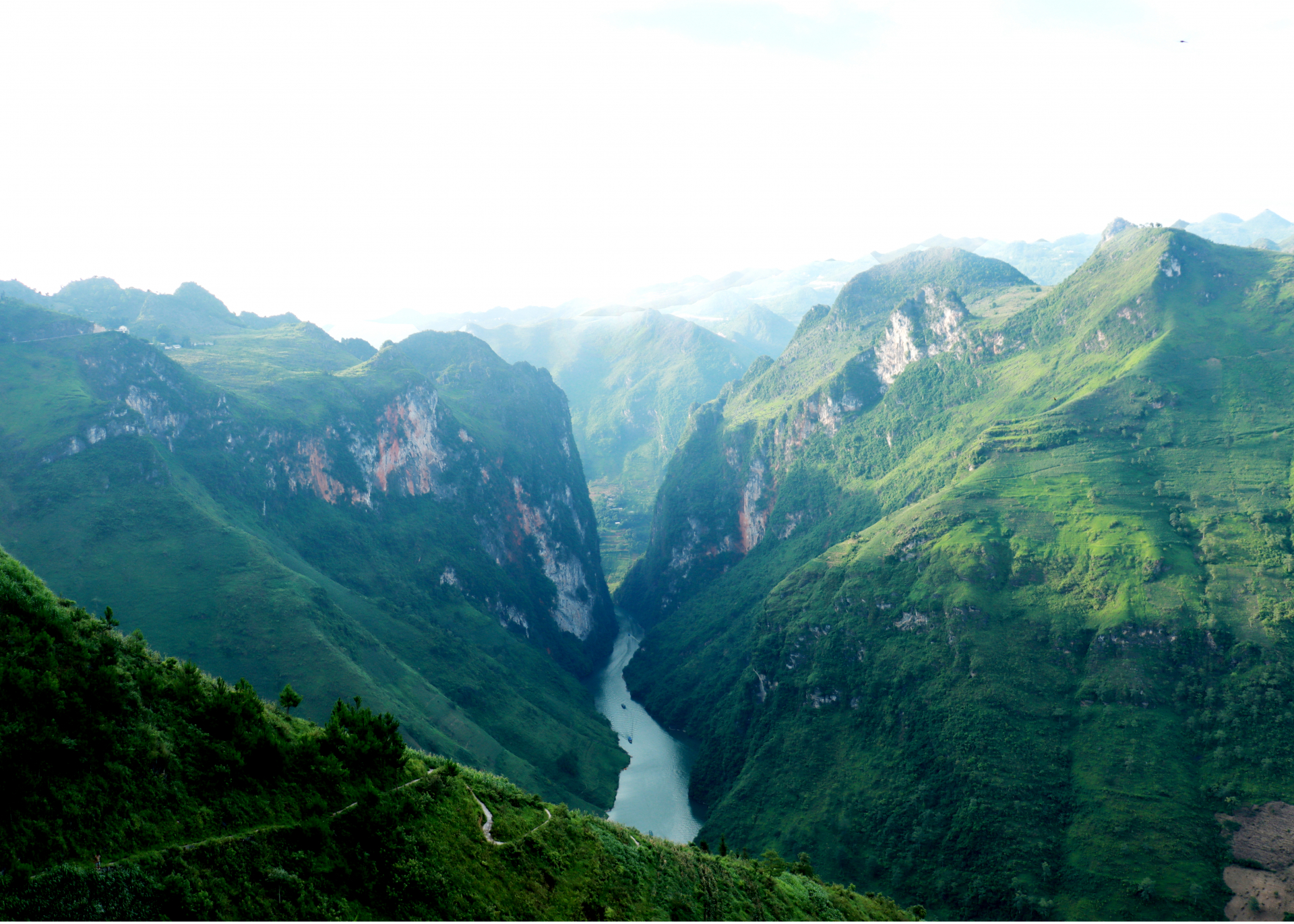 Sông Nho Quế dưới chân đèo Mã Pì Lèng – điểm du lịch độc đáo trên Cao nguyên đá.
