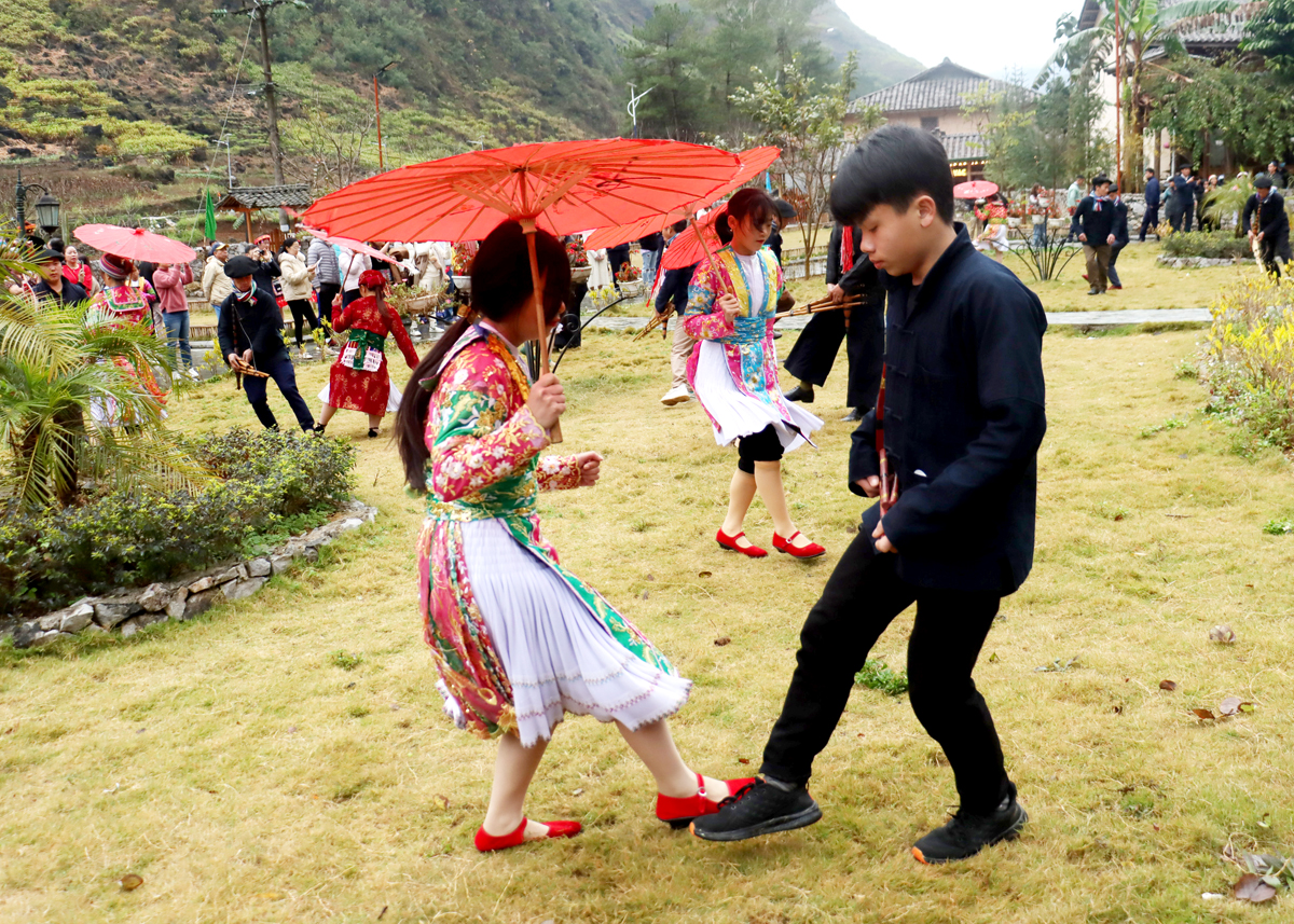 Múa khèn Mông tại Ngày hội Văn hóa dân tộc Mông huyện Mèo Vạc năm 2023.
