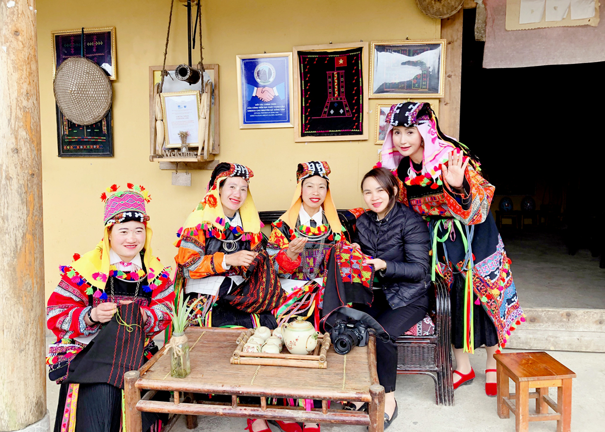 Nhà báo Biện Luân tìm hiểu văn hóa truyền thống dân tộc Lô Lô xã Lũng Cú (Đồng Văn).