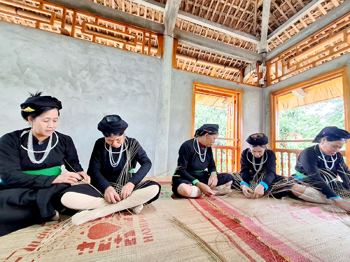 Chi hội phụ nữ thôn Chang, xã Xuân Giang gìn giữ nghề đan nón lá Hai mê.