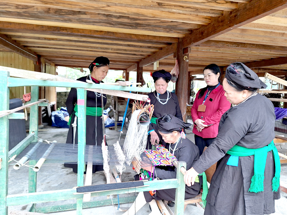 Chi hội phụ nữ thôn Chang, xã Xuân Giang trao đổi kinh nghiệm nghề dệt thổ cẩm.
