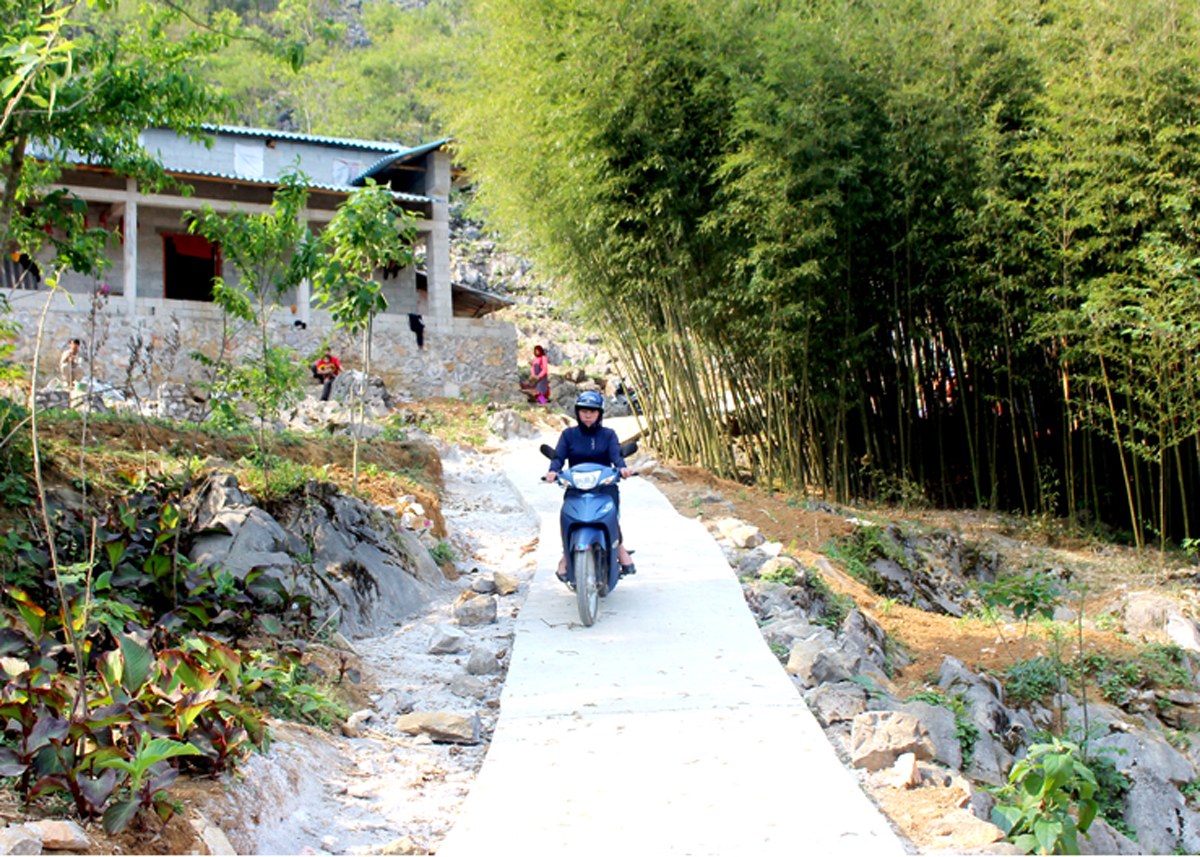 Con đường bê tông kiên cố lên nhóm hộ của thôn Ha Bua Đa, xã Thài Phìn Tủng  được hoàn thiện từ sự góp sức của nhân dân.