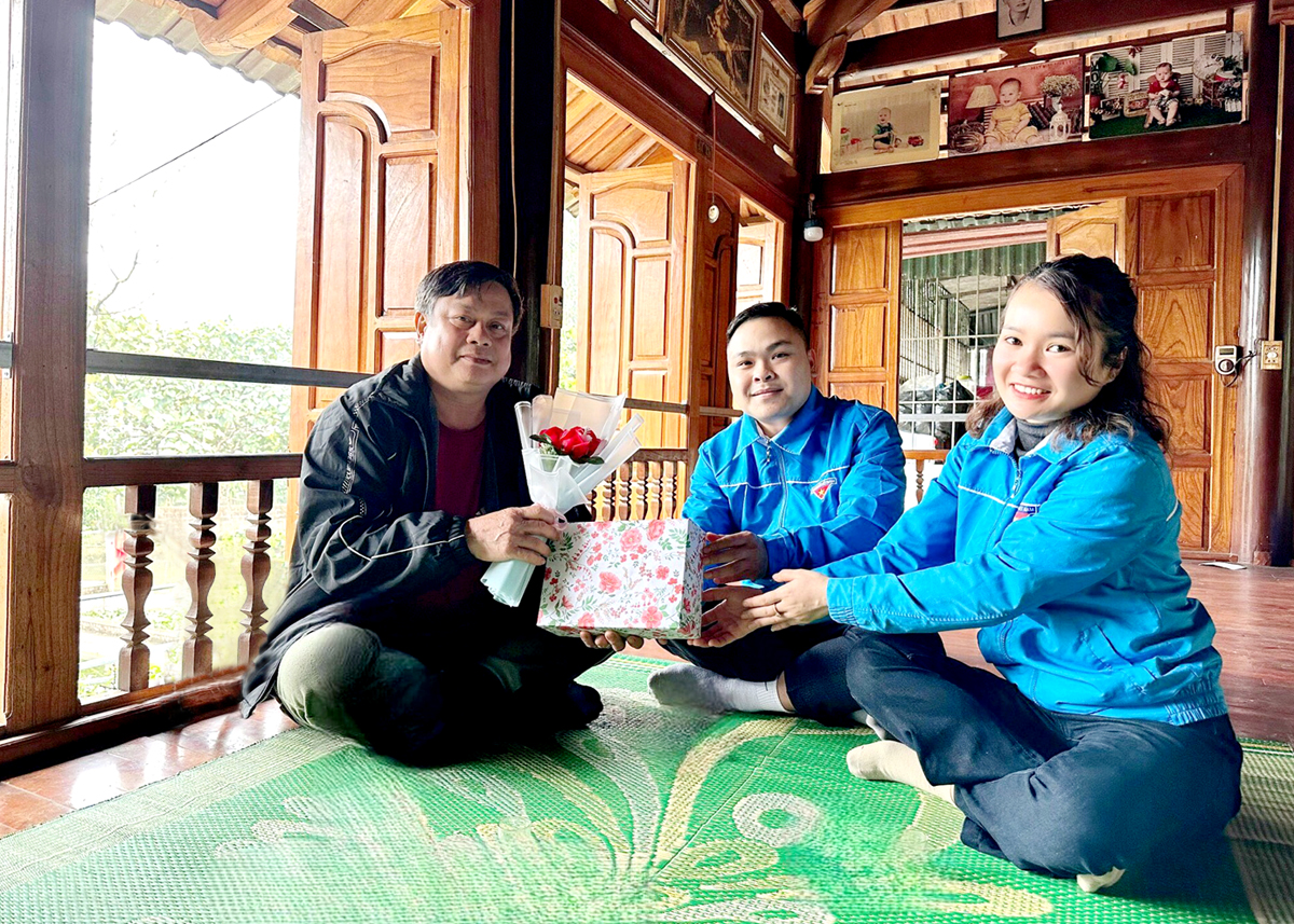 Bí thư Đoàn xã Yên Hà (Quang Bình) Chẳng Thị Hạnh tặng quà nguyên cán bộ Đoàn xã nhân dịp tháng thanh niên.