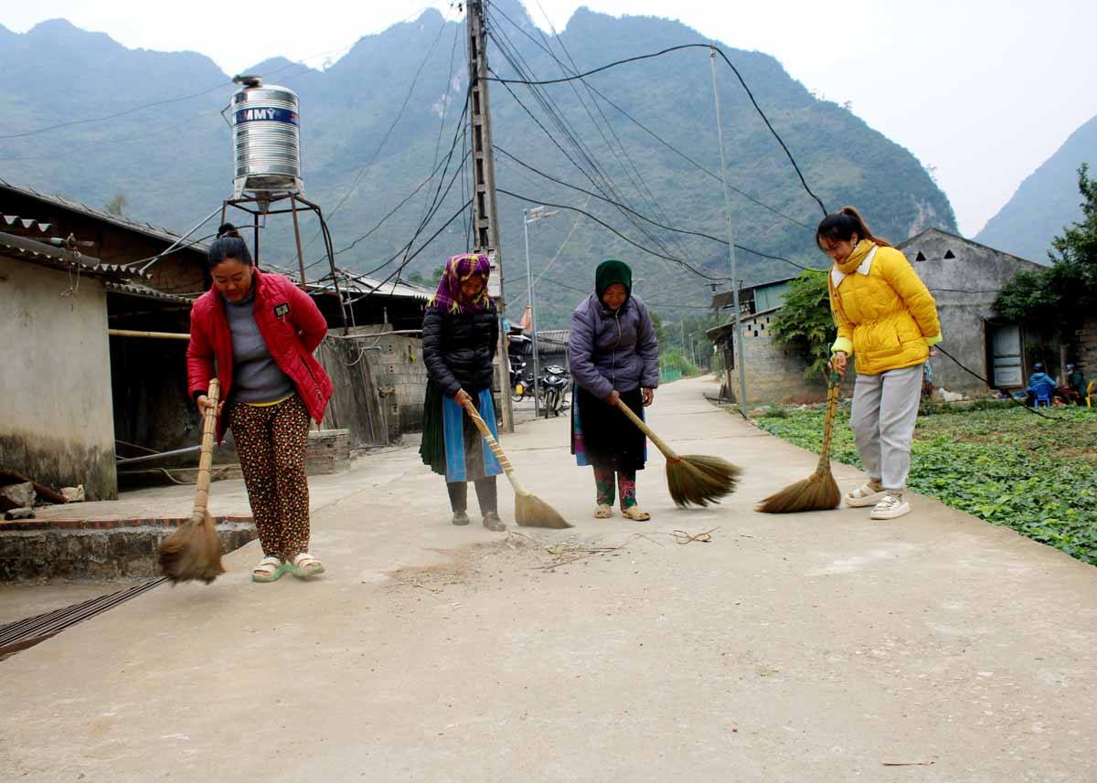 Phụ nữ xã Cán Tỷ dọn vệ sinh môi trường tuyến đường khu dân cư kiểu mẫu Phố Lồ Phìn.