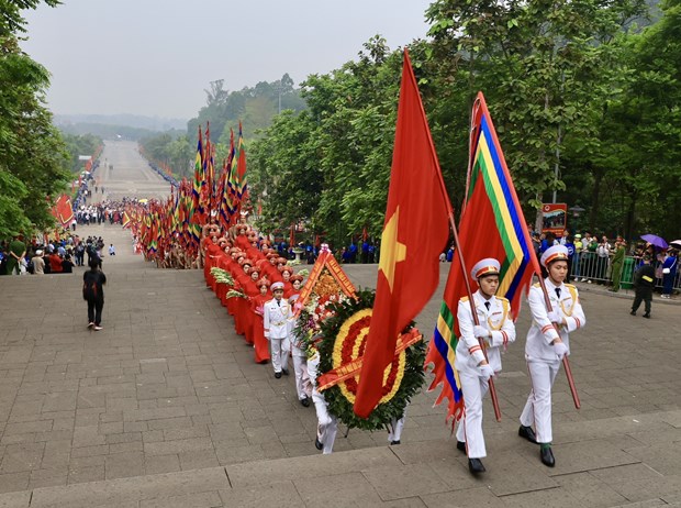 The procession to Nghia Linh mountain (Photo: VNA) 