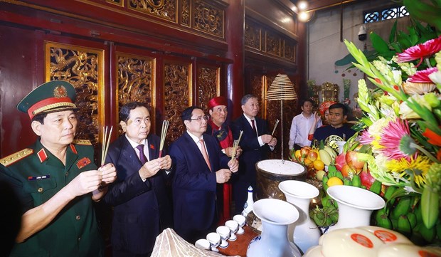 Prime Minister Pham Minh Chinh and other officials offer incense in commemoration of the Hung Kings, the legendary founders of Vietnam, at the Hung Kings Temple special national historical relic site. (Photo: VNA) 