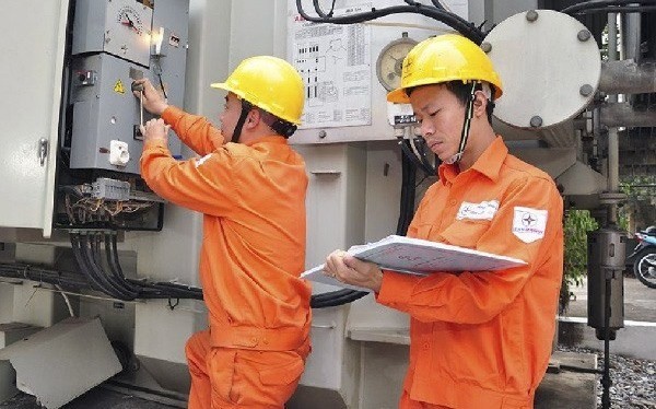 EVN technicians perform routine maintenance at a power station in HCM City. (Photo: VNA)
