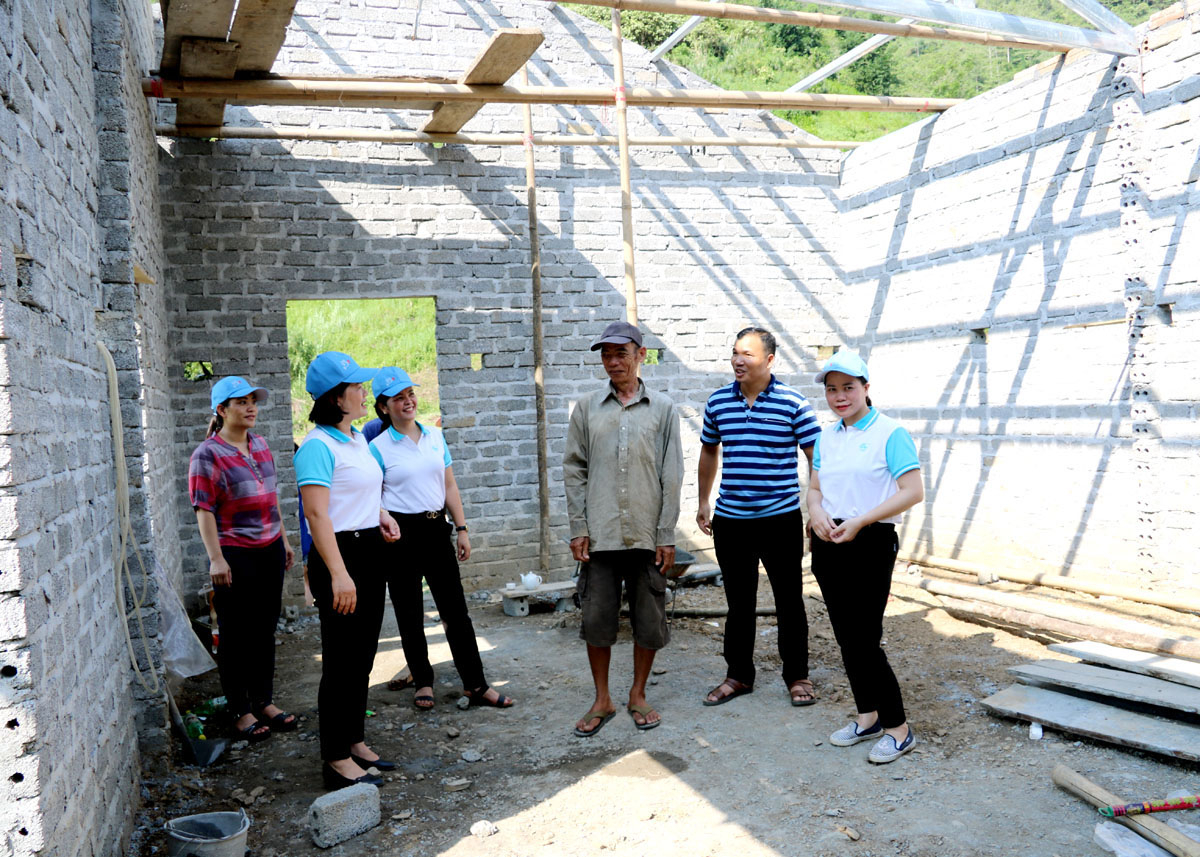Hội Liên hiệp phụ nữ tỉnh hỗ trợ hộ nghèo xã Minh Tân (Vị Xuyên) xóa nhà tạm. 
							Ảnh: Lê Hải