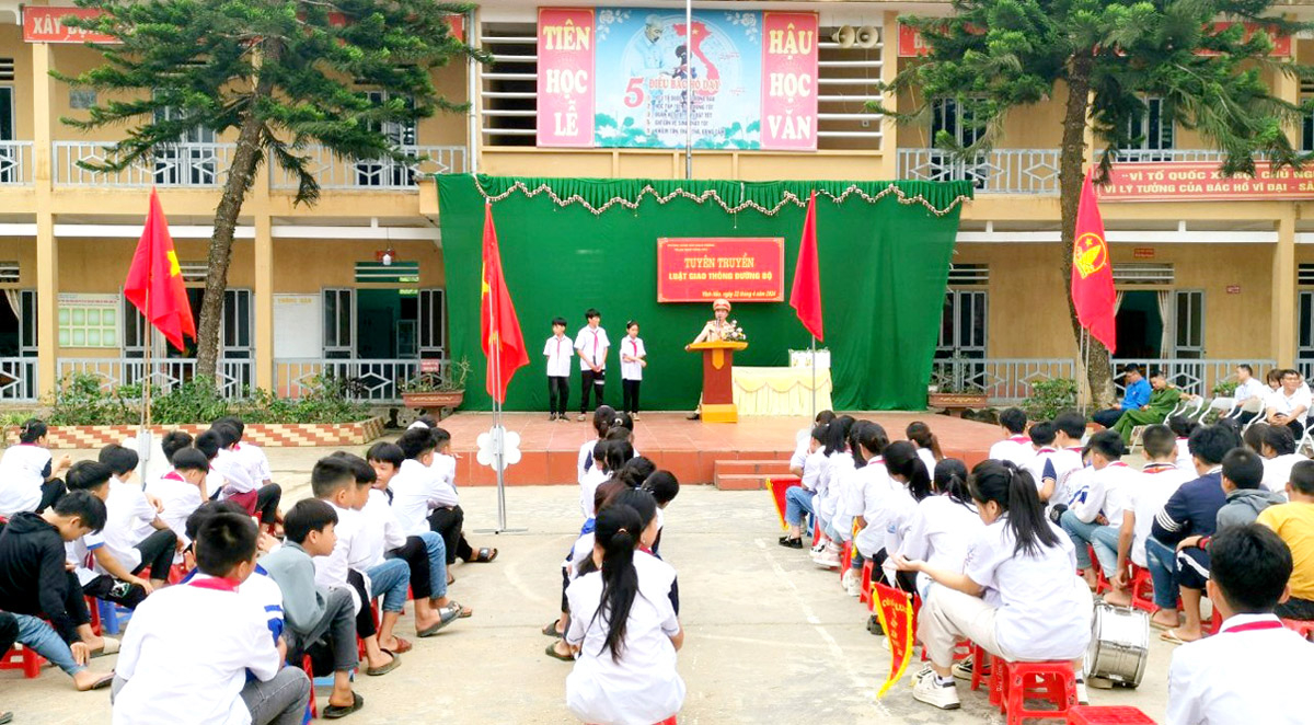 Tuyên truyền Luật Giao thông đường bộ tại Trường THCS Vĩnh Hảo (Bắc Quang).
